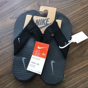 Children’s black nike flip flops
